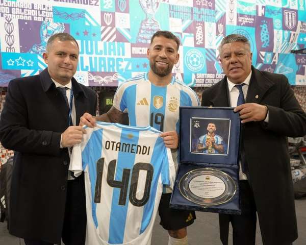 奥塔门迪达成蓝白军团百四十场里程碑 获赠纪念战袍