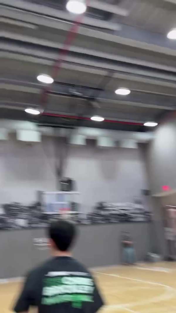 詹姆斯伤后首度公开训练 纽约复健获好友助力