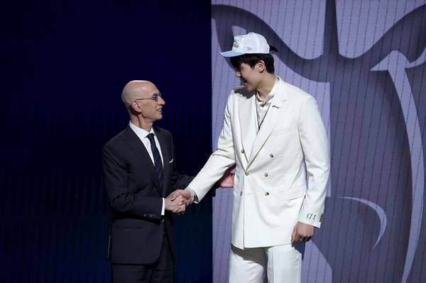 中国新星杨瀚森NBA首轮惊艳亮相 试训故事展现硬汉本色