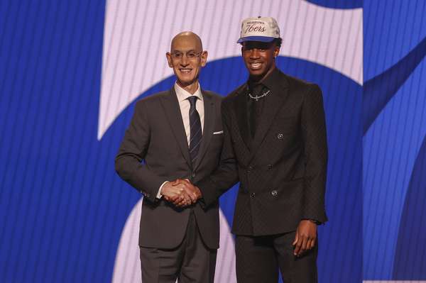 巴哈马天才的逆袭之路：埃奇库姆从无电困境到NBA探花的励志征程