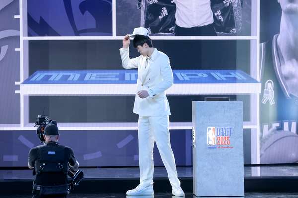 选秀之夜爆冷！开拓者16顺位押宝中国新星杨瀚森引热议