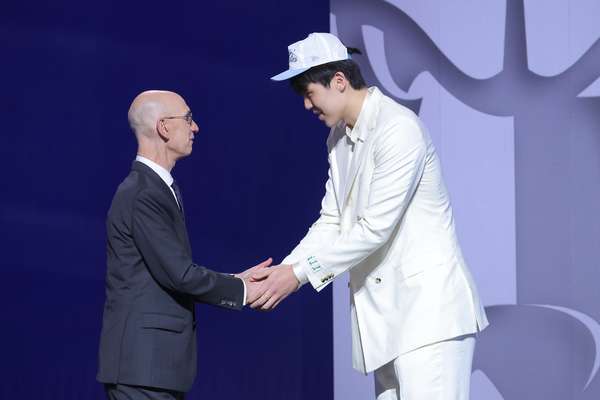 杨瀚森加盟开拓者接棒16号战袍 延续球队传奇数字传统