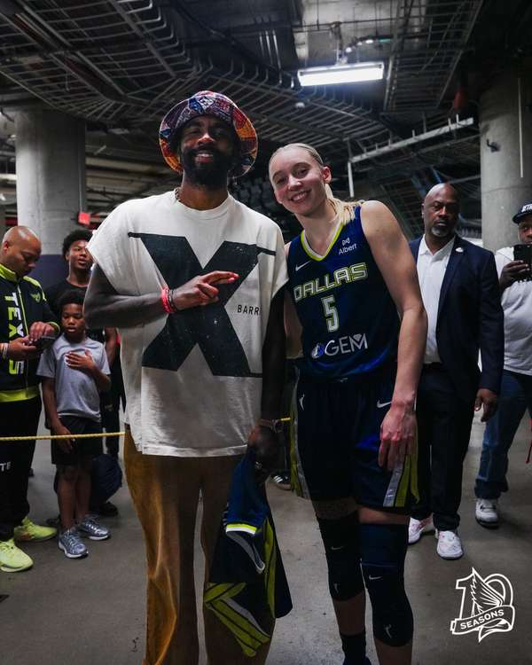 WNBA新秀闪耀赛场获偶像助阵 欧文亲临见证佩奇27分高光表现