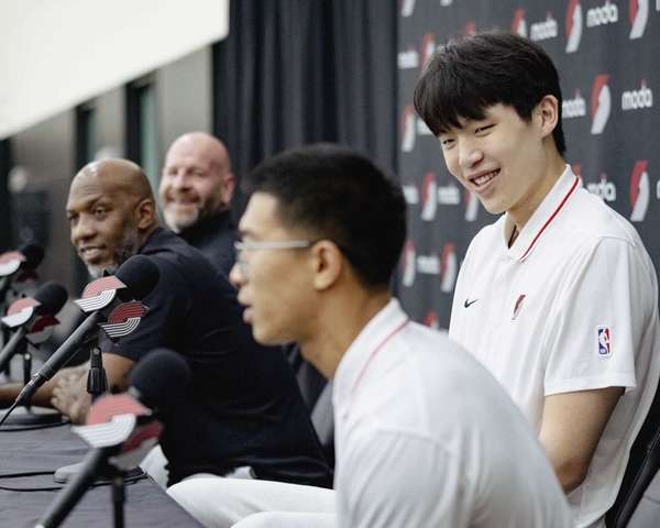 亚洲新星杨瀚森开启波特兰篇章 从球衣交接到处子秀前奏